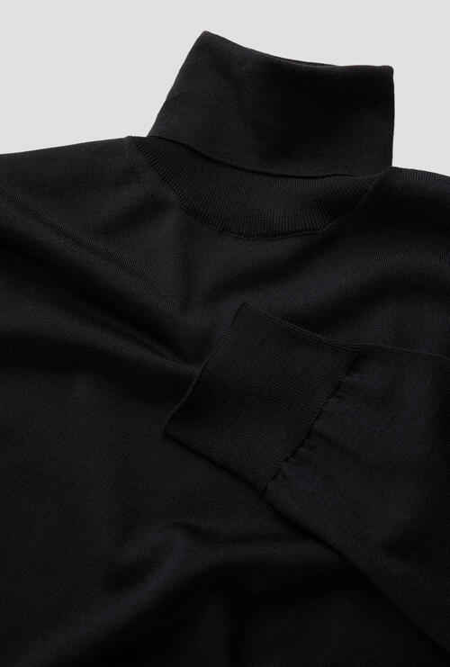 Ultralight wool turtleneck Black